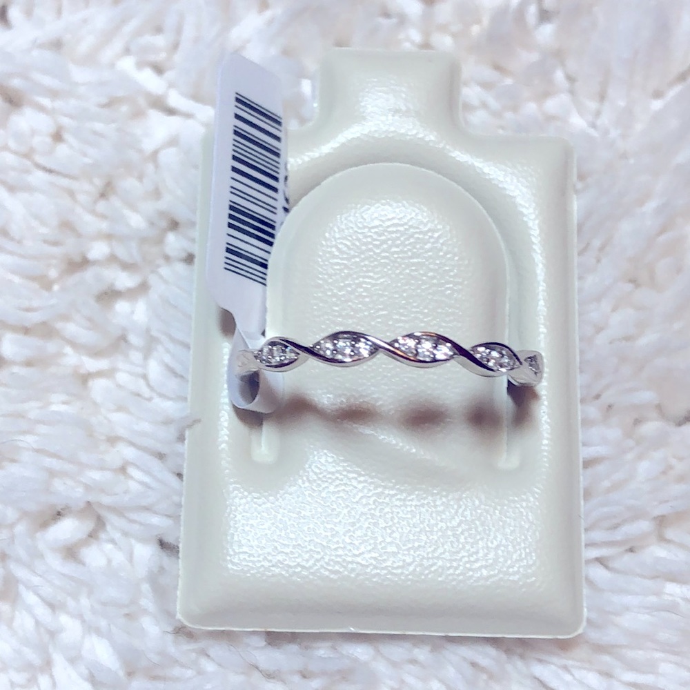 925 Silver ring with cubic zirconia twist; size 8